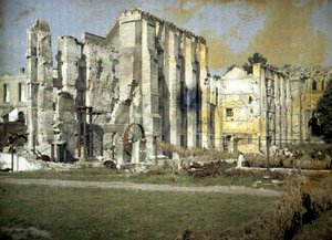 Le rovine della fabbrica e dell